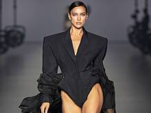 Ирина Шейк вышла на подиум в откровенном боди