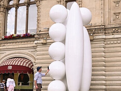 Автор скульптуры из белых шаров на Красной площади ответил на нападки критиков