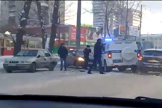 Из-за массового ДТП с патрульным УАЗом Уралмаш встал в пробках