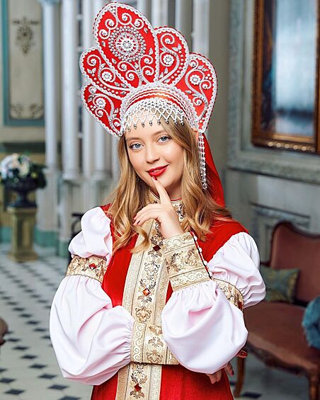 Очаровательная блондинка также опубликовала фотографию в русском национальном костюме. Ксения призналась, что это ее любимый этап конкурса. 