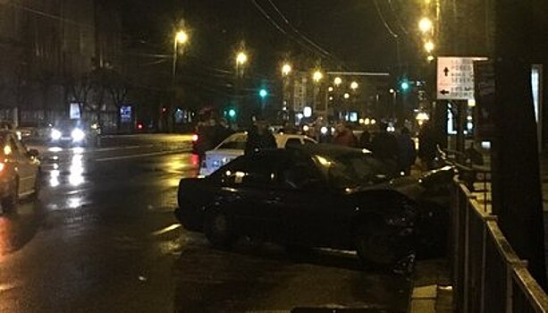 Очевидцы: на Ленинском проспекте столкнулись BMW и такси