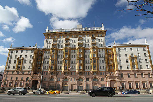 Посольство США в Москве рекомендовало американцам покинуть Россию
