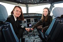 Дорогу — молодым: самая юная пилот Британии управляет самолетом не хуже опытных летчиков