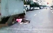 В Китае девушка чудом выжила под колесами грузовика