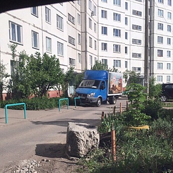 В Пензе ГАЗель врезалась в ограждение во дворе жилых домов