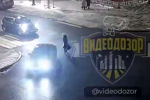 В Уфе на видео попало, как женщина пинала автомобили