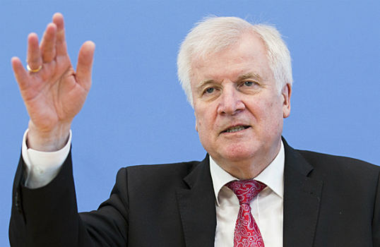 Кризис в правящей коалиции Германии: Зеехофер грозится уйти в отставку