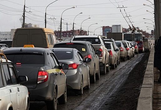 Омск встал в утренние 8-балльные пробки из-за снега и колейности на дорогах