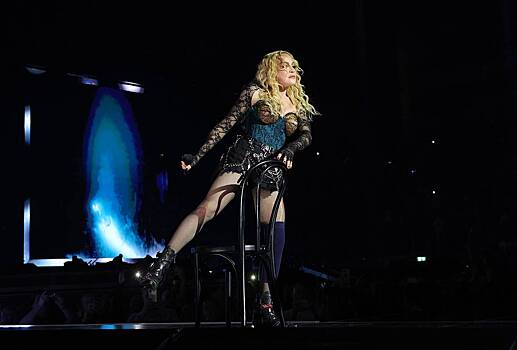 65-летняя Мадонна снялась в кожаном боди и сетчатых колготках