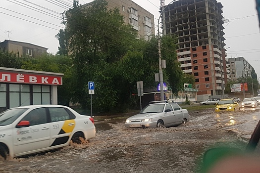 В Саратове ликвидируют последствия залпового ливня