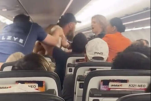 На видео попала драка пассажиров самолета Jetstar из-за откинутой спинки кресла