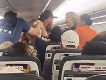 На видео попала драка пассажиров самолета Jetstar из-за откинутой спинки кресла