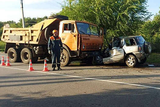 В Хабаровском крае грузовик с лопнувшим колесом раздавил легковушку
