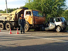 В Хабаровском крае грузовик с лопнувшим колесом раздавил легковушку