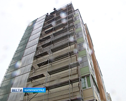 На улице Левитана начали восстанавливать разрушенный фасад жилого дома
