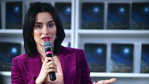 Тина Канделаки вышла на публику в вечернем образе