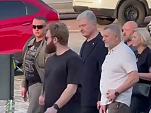Порошенко в окружении 40 телохранителей сняли на видео