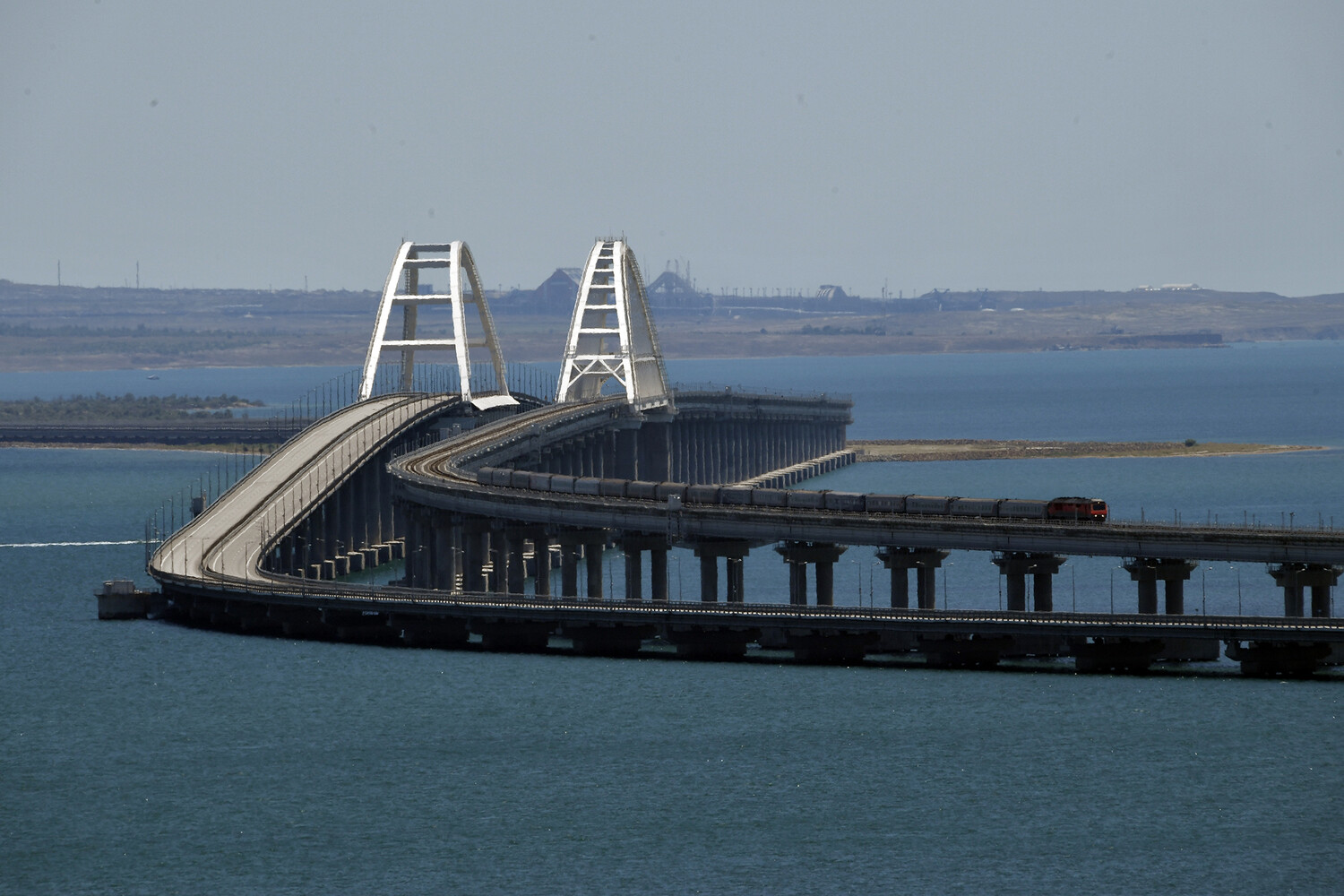 Движение автомобилей по Крымскому мосту временно перекрыли