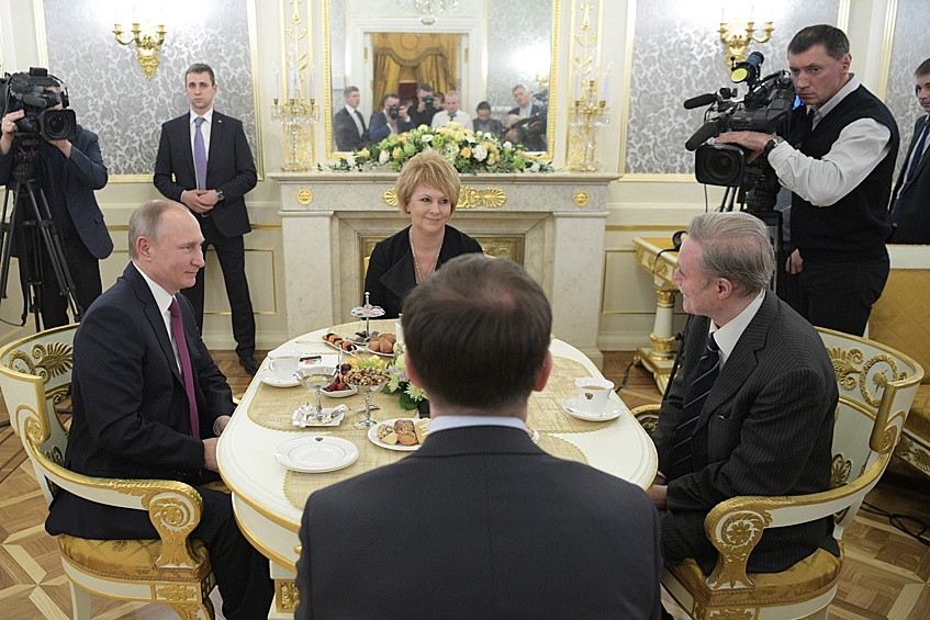 После спектакля президент РФ остался на чаепитие
