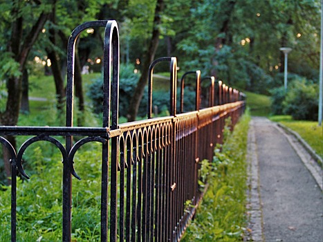 Газонное ограждение восстановили на улице Берзарина