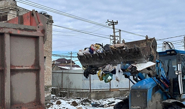 В Волгограде в пятый раз за 1,5 месяца убрали незаконную свалку у дороги