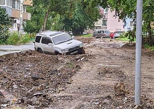 В Приморье внедорожник увяз в грязи посреди двора жилого дома