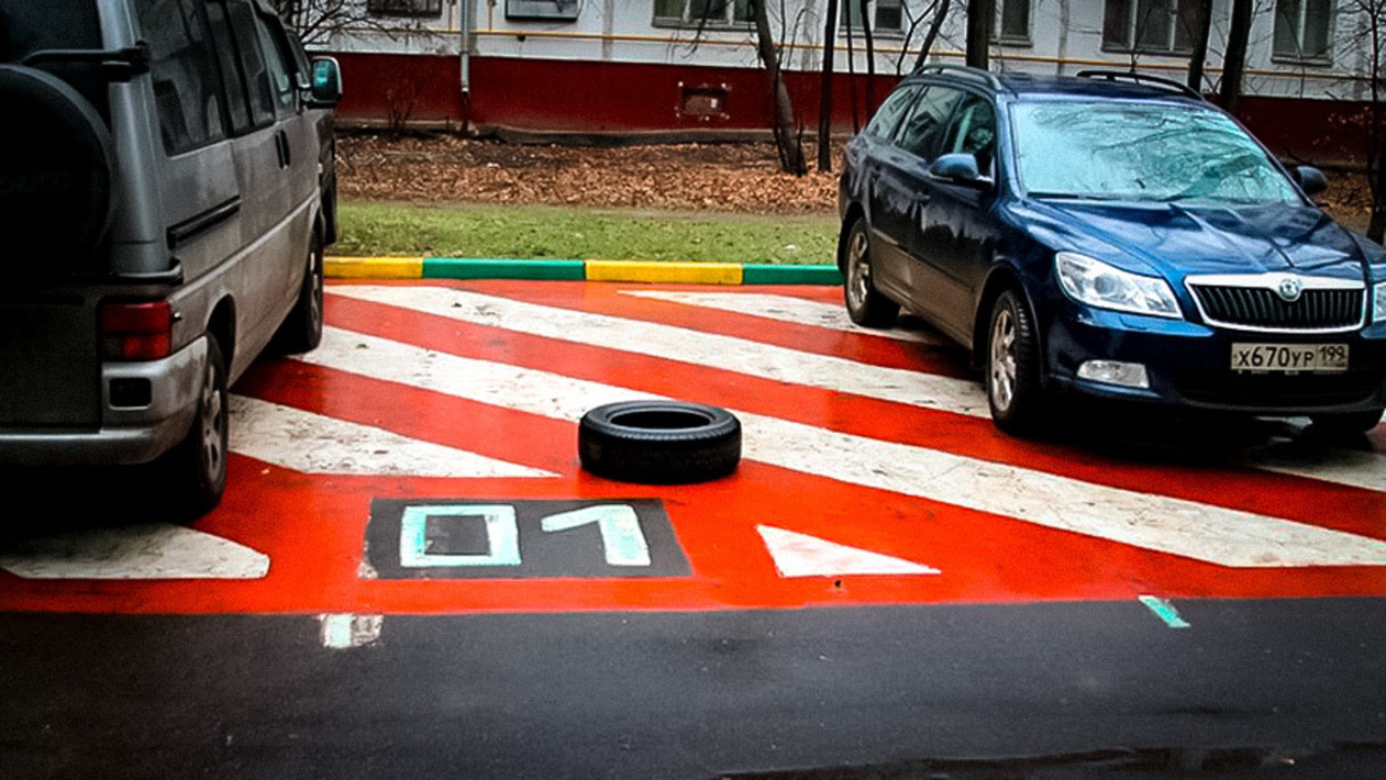 Занятой место. Разметка во дворе для парковки. Разметка для пожарной техники. Разметка для пожарных машин. Разметка для пожарных машин во дворе.