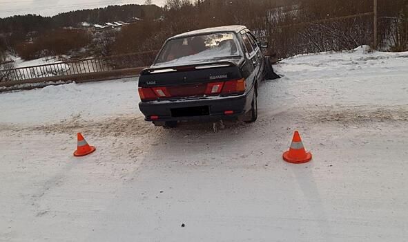 В Даровском водитель «ВАЗа» врезался в дорожное ограждение