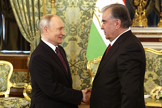 Путин вручил Рахмону орден "За заслуги перед Отечеством" III степени