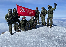 Военнослужащие Центра горной подготовки и выживания «Терскол» водрузили Знамя Победы на высшую точку России и Европы