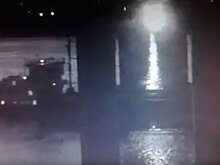 Баржа врезалась в опору моста в Татарстане: видео