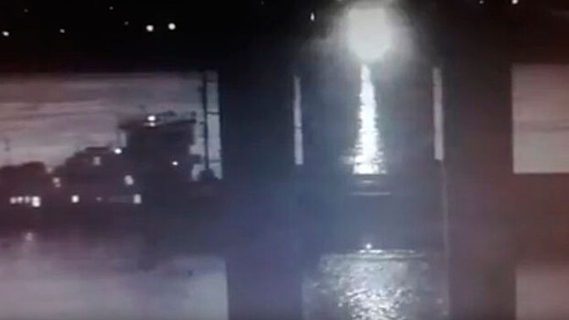 Баржа врезалась в опору моста в Татарстане: видео