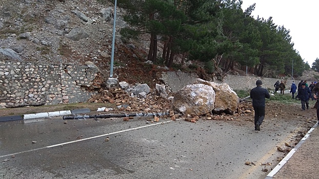 Дорожники расчистили трассу под Севастополем от обломков скалы