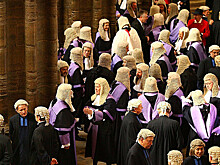 Юристов пытаются заманить на должности судей с окладом £133 506