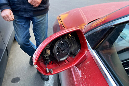В Магадане неизвестный мужчина оторвал зеркала у десятков автомобилей