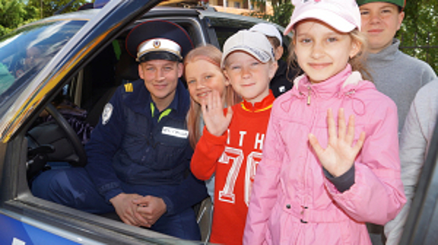 В Великом Новгороде «полицейский десант» высадился в пришкольном детском лагере «Чайка»
