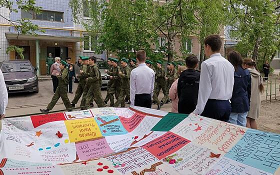 Школьники трёх школ устроили парадное шествие для рязанских ветеранов