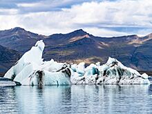 Где в России находится ледник, который не тает даже летом