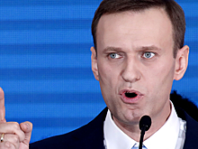 Навального доставили в суд по делу о клевете