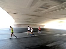 Японка со сломанной ногой доползла до финиша