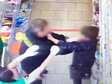 Оттаскивали два продавца: что известно об избиении ребенка охранником в Новосибирске