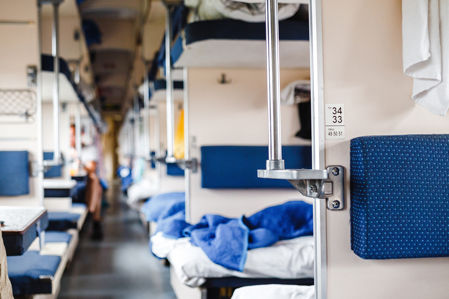 Мужчина упал с полки на беременную учительницу в поезде, следовавшем в Петербург