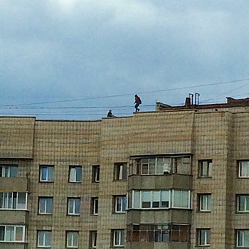 Спасатели сняли с крыши многоэтажки двух подростков