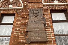 На здании театра в Бугульме установили мемориальную доску Алексею Баталову