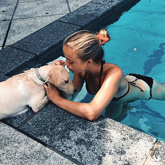 Амелия Винздор с щенком в бассейне, 2018 год