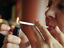 Суд обязал закурившую в самолете пассажирку выплатить штраф