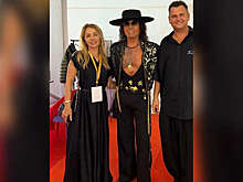 Певец Валерий Леонтьев выступил в жилете без рубашки и широких брюках в Таиланде