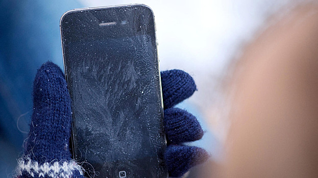 Почему внешний аккумулятор лучше не подключать к смартфону на морозе