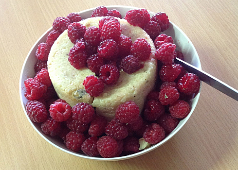 Врач Мясников предупредил о риске ожирения из-за манной каши по утрам