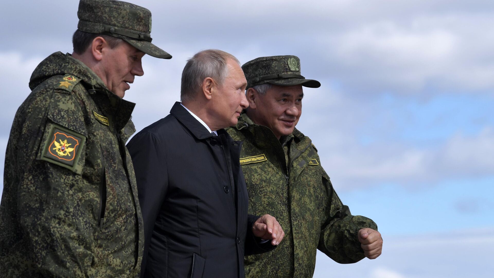 Шойгу и Герасимов дали Путину пояснения во время его визита в штаб ЮВО